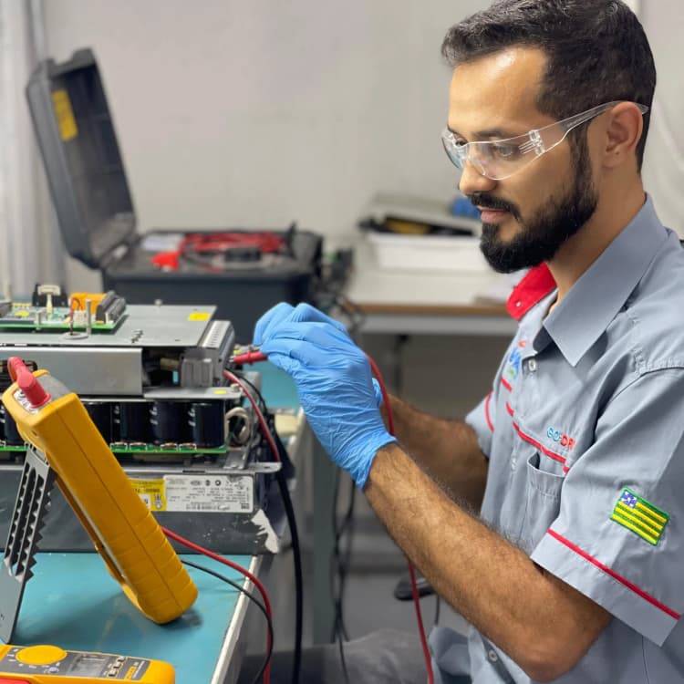 O equipamento é levado ao laboratório para realizarmos testes em busca de problemas. Ao encontra-los, eles são apontados no nosso sistema de acordo com cada ordem de serviço e repassados para a equipe de orçamentos.